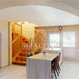 TUreality ponúka na predaj 4 izbový rodinný dom 200 m2 s bazénom a krásnou terasou Dolné Trhovište