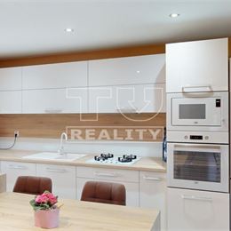 TUreality ponúka na predaj 4 izbový rodinný dom 200 m2 s bazénom a krásnou terasou Dolné Trhovište