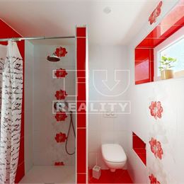 TUreality ponúka na predaj 4 izbový rodinný dom 200 m2 s bazénom a krásnou terasou Dolné Trhovište