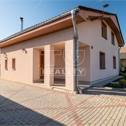 TUreality ponúka na predaj 4 izbový rodinný dom 200 m2 s bazénom a krásnou terasou Dolné Trhovište