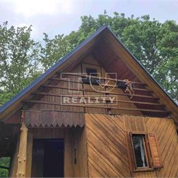 NA PREDAJ CHATKA SO VEĽKOU ZÁHRADOU V TICHEJ ZÁHRADKARSKEJ OBLASTI, 970m2, PODOLIE