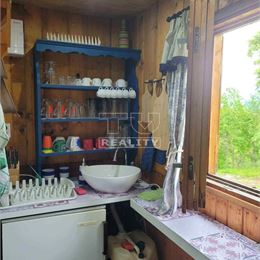 NA PREDAJ CHATKA SO VEĽKOU ZÁHRADOU V TICHEJ ZÁHRADKARSKEJ OBLASTI, 970m2, PODOLIE