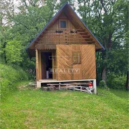 NA PREDAJ CHATKA SO VEĽKOU ZÁHRADOU V TICHEJ ZÁHRADKARSKEJ OBLASTI, 970m2, PODOLIE
