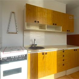 NA PREDAJ TEHLOVÝ 3 IZBOVÝ BYT S BALKÓNOM - ŠKOLSKÁ
