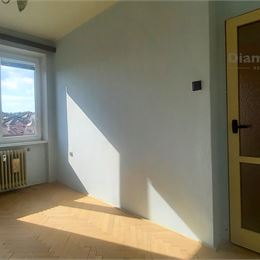 NA PREDAJ TEHLOVÝ 3 IZBOVÝ BYT S BALKÓNOM - ŠKOLSKÁ