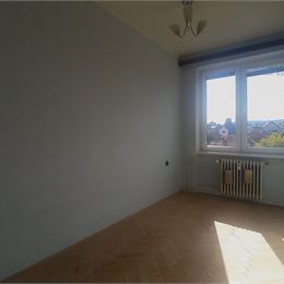 NA PREDAJ TEHLOVÝ 3 IZBOVÝ BYT S BALKÓNOM - ŠKOLSKÁ