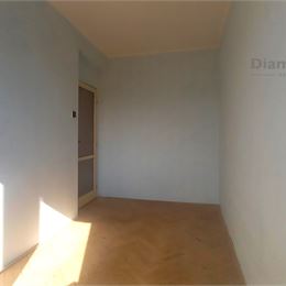 NA PREDAJ TEHLOVÝ 3 IZBOVÝ BYT S BALKÓNOM - ŠKOLSKÁ