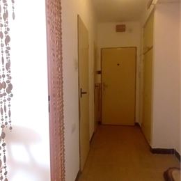 NA PREDAJ TEHLOVÝ 3 IZBOVÝ BYT S BALKÓNOM - ŠKOLSKÁ