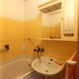 NA PREDAJ TEHLOVÝ 3 IZBOVÝ BYT S BALKÓNOM - ŠKOLSKÁ