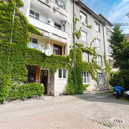 NA PREDAJ 2 IZBOVÝ STAROMESTSKÝ BYT S VYSOKÝMI STROPMI