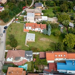 NA PREDAJ INVESTIČNÝ POZEMOK S RODINNÝM DOMOM | 2864m2 POZEMOK | BARCA