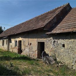 Na predaj starší rodinný dom s veľkou záhradou.