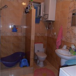 Na prenájom 2 izbový zariadený byt s balkónom, Hlohovec.