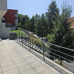 Na predaj kancelária v centre mesta s dvomi garážovými miestami