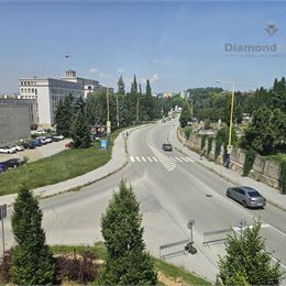 Na predaj kancelária v centre mesta s dvomi garážovými miestami