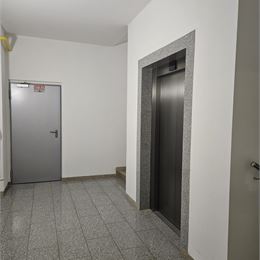 Na predaj kancelária v centre mesta s dvomi garážovými miestami