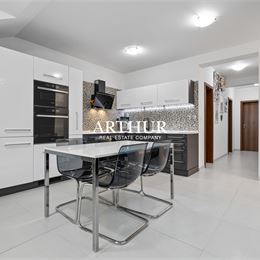 Exkluzívny predaj 3 izb. bytu s balkónom, parkovaním v Senci, Dlhá ulica
