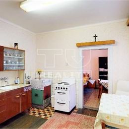 NA PREDAJ RODINNÝ DOM S VEĽKÝM POZEMKOM 2328 m2 NADLICE okr. PARTIZÁNSKE.