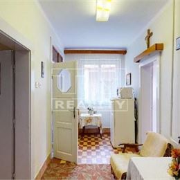 NA PREDAJ RODINNÝ DOM S VEĽKÝM POZEMKOM 2328 m2 NADLICE okr. PARTIZÁNSKE.