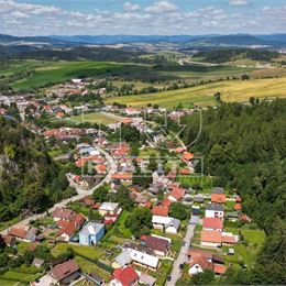 RODINNÝ DOM v obci Turie s pozemkom o rozlohe 1519 m2 + 2 samostatné stavby