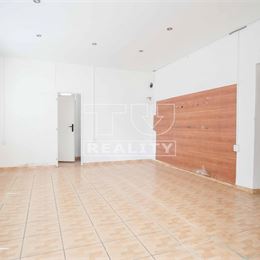 Rodinný dom na podnikateľské účely aj na bývanie v centre, Dvory nad Žitavou, 829m2