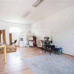 Rodinný dom na podnikateľské účely aj na bývanie v centre, Dvory nad Žitavou, 829m2