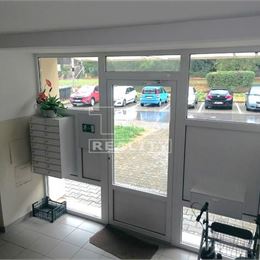 NA PREDAJ 2- IZBOVÝ BYT V TRENČ. TEPLICIACH, SNP 67 M2 S BALKÓNOM A S PIVNICOU.