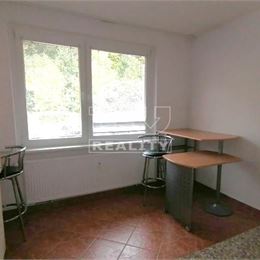 NA PREDAJ 2- IZBOVÝ BYT V TRENČ. TEPLICIACH, SNP 67 M2 S BALKÓNOM A S PIVNICOU.