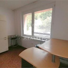 NA PREDAJ 2- IZBOVÝ BYT V TRENČ. TEPLICIACH, SNP 67 M2 S BALKÓNOM A S PIVNICOU.
