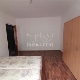 NA PREDAJ 2- IZBOVÝ BYT V TRENČ. TEPLICIACH, SNP 67 M2 S BALKÓNOM A S PIVNICOU.