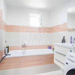 3-izbový rodinný dom s terasou blízko centra, Dvory nad Žitavou, 525m2