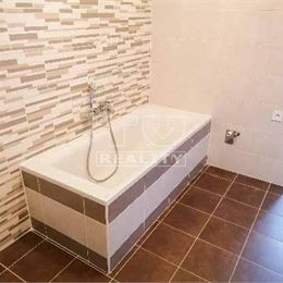 Tehlový 2-izbový byt s 2 balkónmi na ul. Andovská, Nové Zámky, 62,02m2
