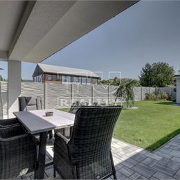 Na predaj krásny 5i rodinný dom, novostavbu (1r), na ulici Trstínska v Záhorskej Bystrici (600m2/ ÚP 210m2).