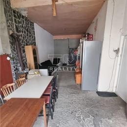 Stavebný pozemok s domčekom na komplet.rekonštrukciu, alebo na okamžitú výstavbu, priamo v centre Stupavy,