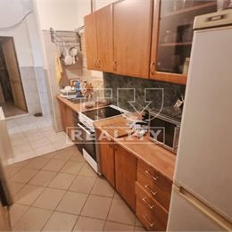 Stavebný pozemok s domčekom na komplet.rekonštrukciu, alebo na okamžitú výstavbu, priamo v centre Stupavy,