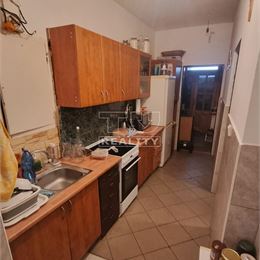 Stavebný pozemok s domčekom na komplet.rekonštrukciu, alebo na okamžitú výstavbu, priamo v centre Stupavy,
