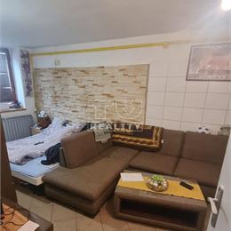 Stavebný pozemok s domčekom na komplet.rekonštrukciu, alebo na okamžitú výstavbu, priamo v centre Stupavy,