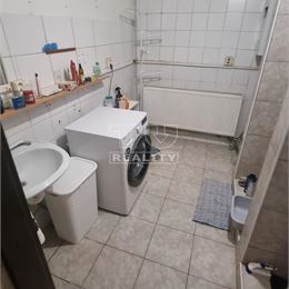 Stavebný pozemok s domčekom na komplet.rekonštrukciu, alebo na okamžitú výstavbu, priamo v centre Stupavy,
