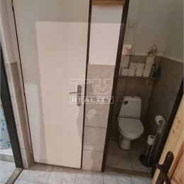 Stavebný pozemok s domčekom na komplet.rekonštrukciu, alebo na okamžitú výstavbu, priamo v centre Stupavy,