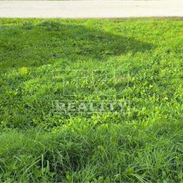 Na predaj pozemok vhodný na stavbu rodinného domu v obci Tesáre, 650m2