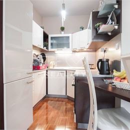 2-izbový, kompletne prerobený a zariadený byt vo vyhľadávanej lokalite, Komárno – 44,01m2