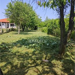TUreality ponúka na predaj šikovný pozemok o rozlohe 597 m2, 6 km od Piešťan