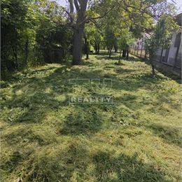 TUreality ponúka na predaj šikovný pozemok o rozlohe 597 m2, 6 km od Piešťan