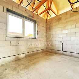 Rozostavaný rodinný dom v štádiu hrubej stavby v obci Tesárske Mlyňany, 745 m2