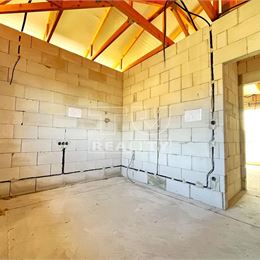 Rozostavaný rodinný dom v štádiu hrubej stavby v obci Tesárske Mlyňany, 745 m2