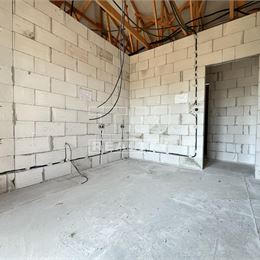 Rozostavaný rodinný dom v štádiu hrubej stavby v obci Tesárske Mlyňany, 745 m2