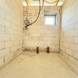 Rozostavaný rodinný dom v štádiu hrubej stavby v obci Tesárske Mlyňany, 745 m2