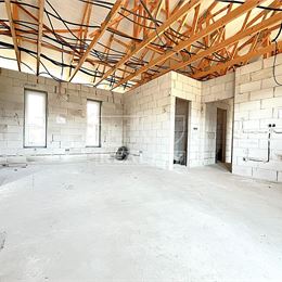 Rozostavaný rodinný dom v štádiu hrubej stavby v obci Tesárske Mlyňany, 745 m2