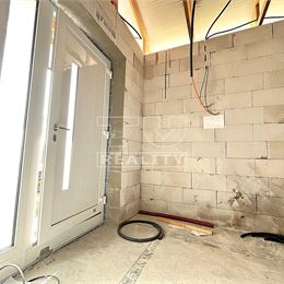 Rozostavaný rodinný dom v štádiu hrubej stavby v obci Tesárske Mlyňany, 745 m2