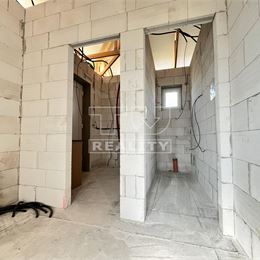 Rozostavaný rodinný dom v štádiu hrubej stavby v obci Tesárske Mlyňany, 745 m2